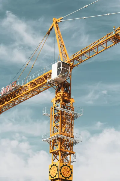 Top-Slewing Cranes
